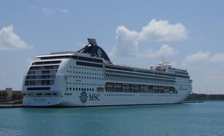 Un trasatlantico en el Puerto de Cádiz