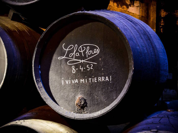 Bota firmada por Lola Flores en Bodegas Fundador en Jerez de la Frontera