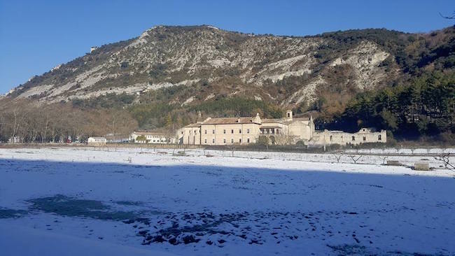 Aspecto nevado del Monasterio de Irantzu en Navarra