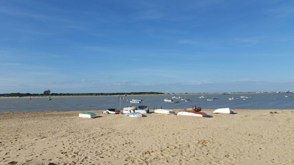 Barcas en la desembocadura del Río Guadalquivir en Sanlucardebarrameda en Cáiz