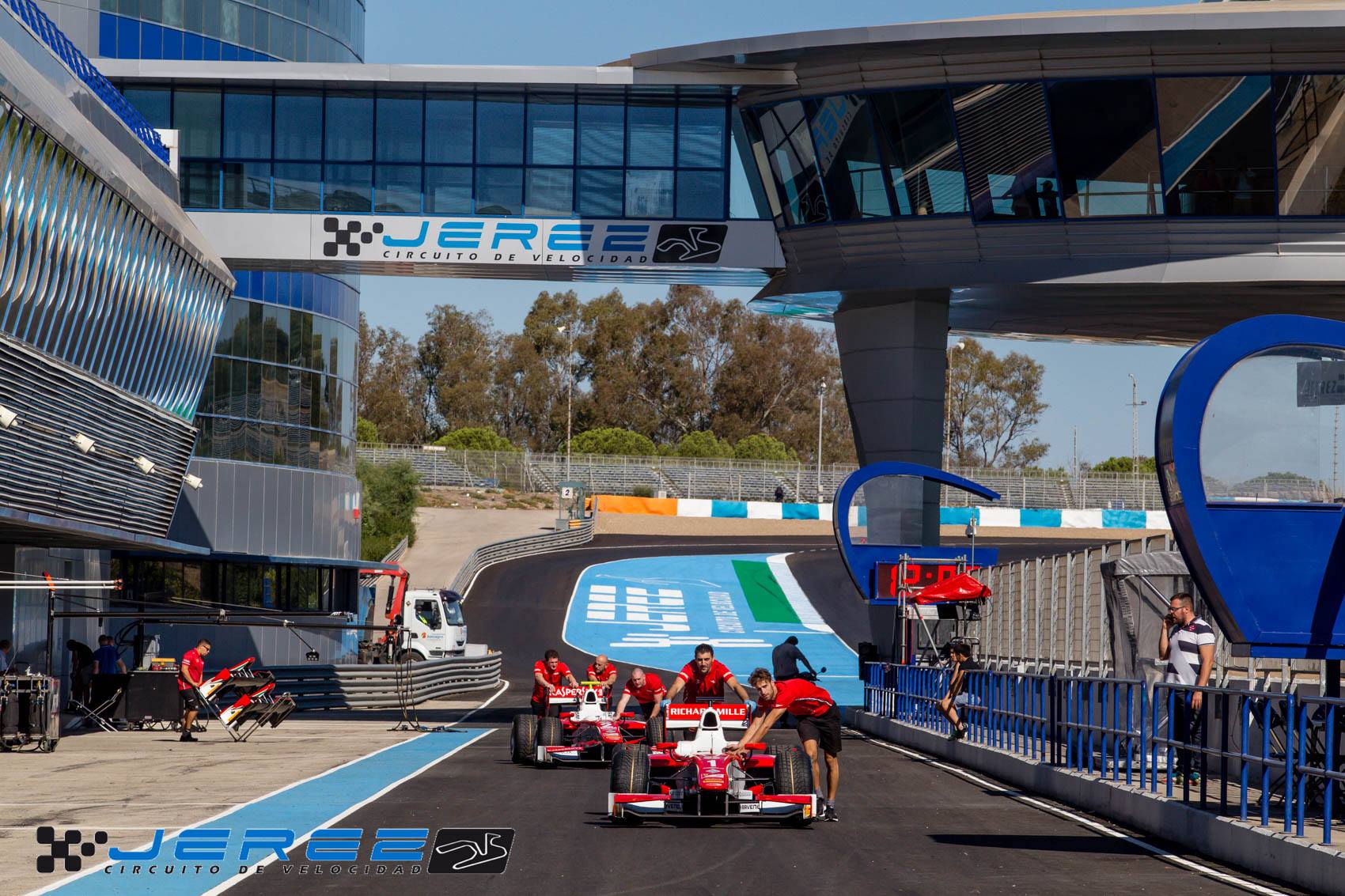 Coches salienodo del paddock en el Circuito de Jerez
