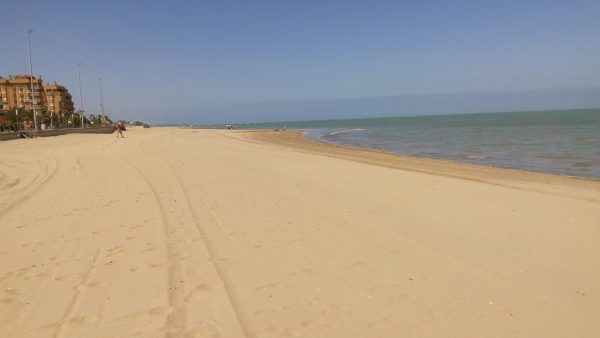 Persona paseando en la desembocadura del Río Guadalquivir en Sanlúcar de Barrameda