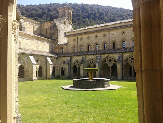 Vista del patio interior en el Monasterio de Irantzu en Navarra