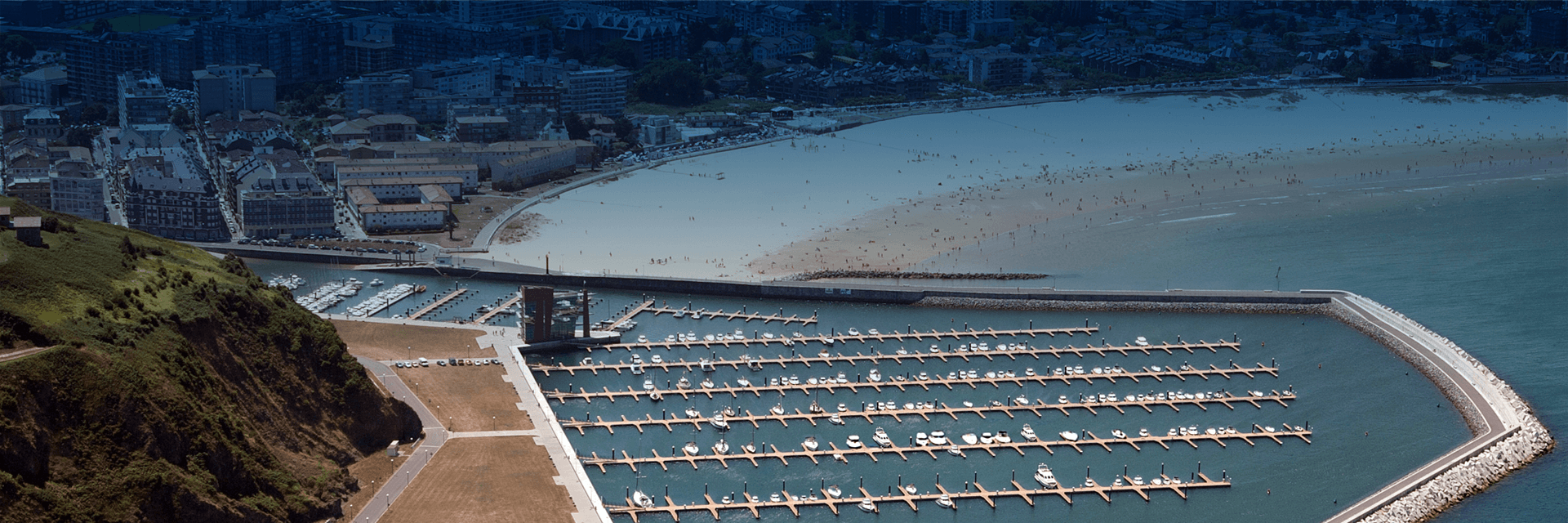 Vista cercana del Puerto deportivo en Laredo