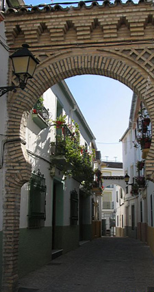 Arco en la entrada del Barrio del Cerro en Cabra en la provincia de Córdoba