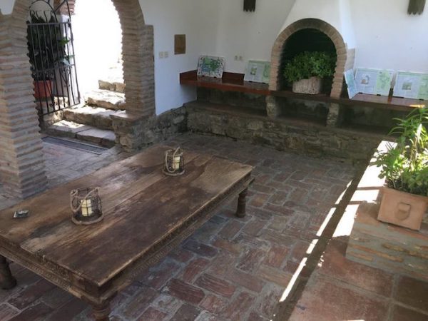Chimenea en el salón de la Casa Rural el Estanque y el Almendro en Jimena de la Frontera