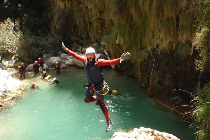Hombre tirándose a un barranco con The Rock adventure en Andalucía