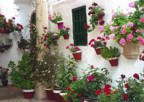 Tiestos en las paredes del Barrio del Cerro en Cabra en Córdoba