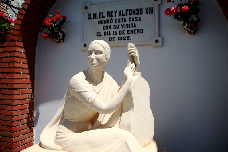 Estatua en el patio de la bodega Cruz Conde en Montilla en la provincia de Córdoba