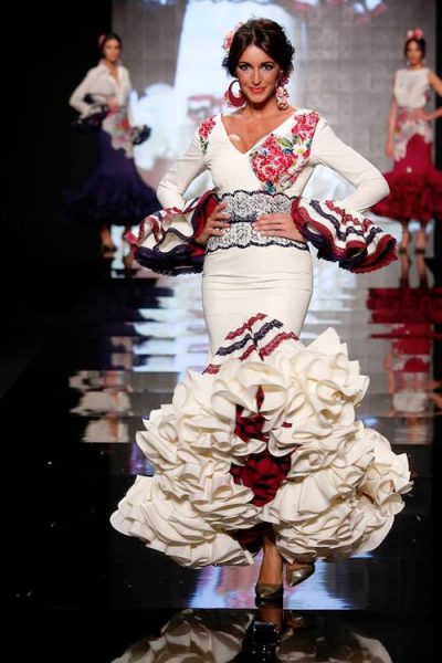 Vestidos de flamenca bonitos con Sara de Benítez en Palma del Río en Córdoba