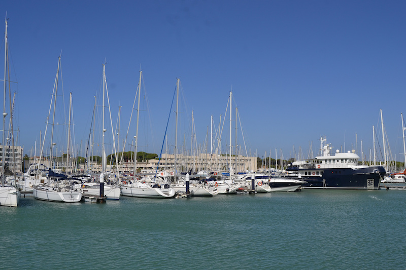 Barcos en Puerto Sherry en El Puerto de Santa María en la provincia de Cádiz