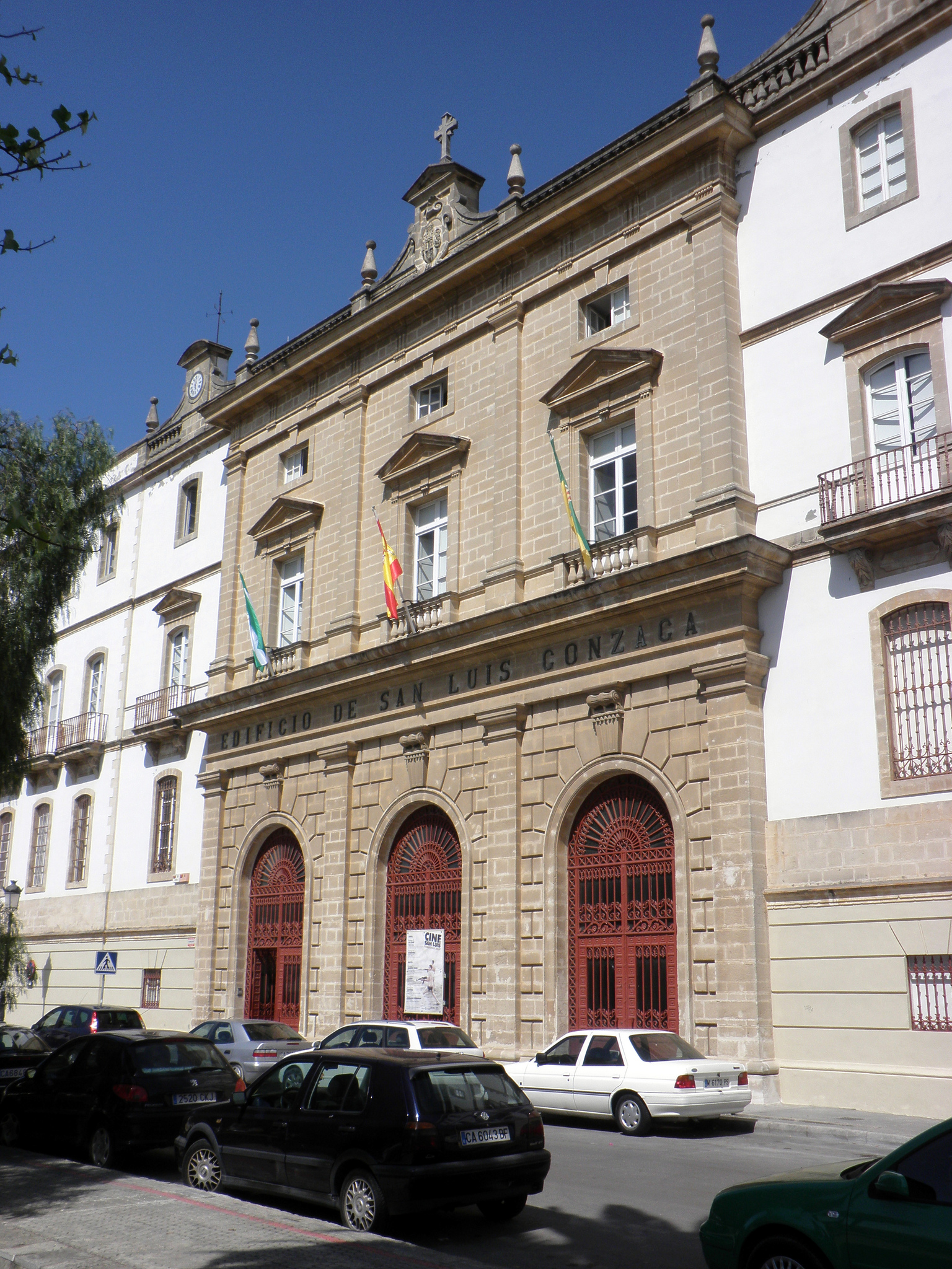 Fachada del Edificio San Luis Gonzaga en El Puerto de Santa María en la provincia de Cádiz