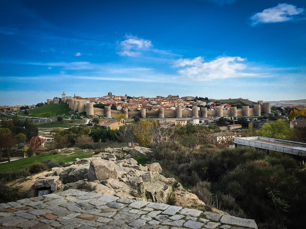 Vista de las murallas de Avila desde la lejanía