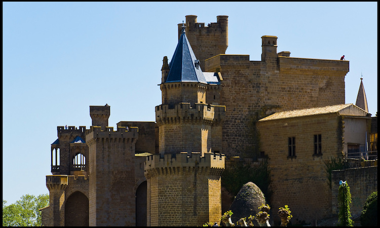 Vista de las torres del Palacio Real de Olite en Olite