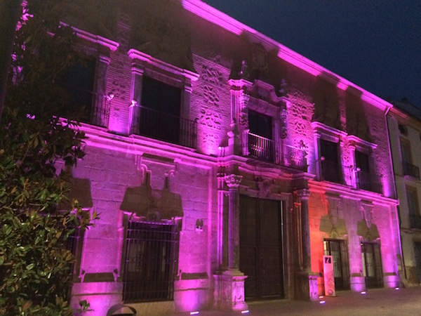 Vista en morado del Palacio de los Condes de Santa Ana en Lucena