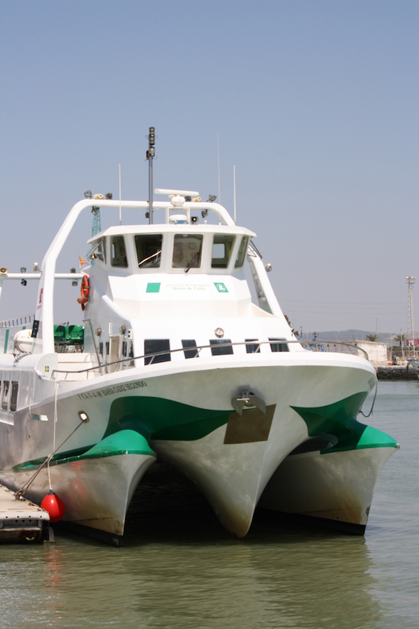 Catamaran en el Puerto de Santa María en Cádiz