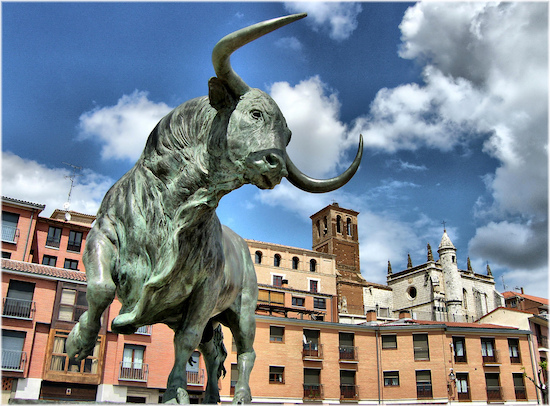 Escultura de un toro en Tordesillas en la provincia de Valladolid