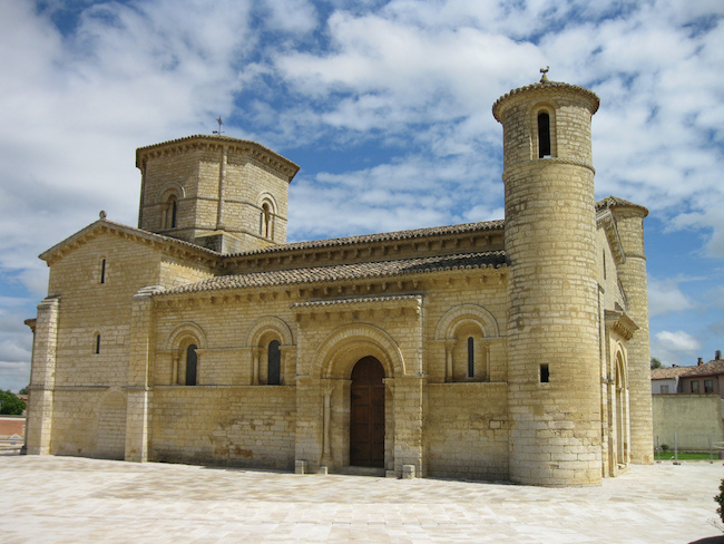 Fachada de la Iglesia de San Mártin en Frómista en la provincia de Palencia