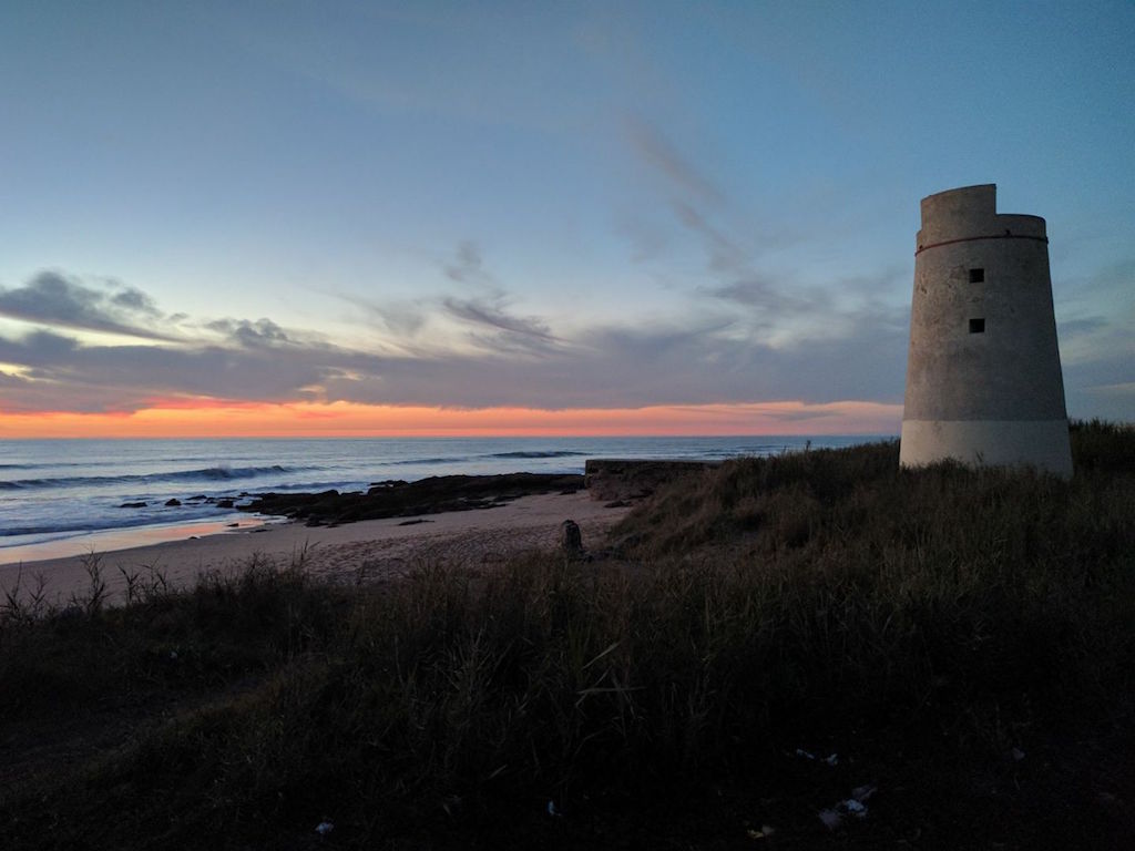 Vista nocturna de la Playa del Palmar en la provincia de Cádiz