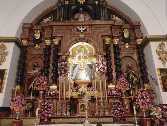 Altar en la ermita de la Virgen de la Sierra en Cabra en la provincia de Córdoba