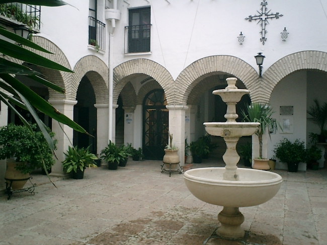 Claustro de la Ermita de la Virgen de la Sierra en Cabra en la provincia de Córdoba