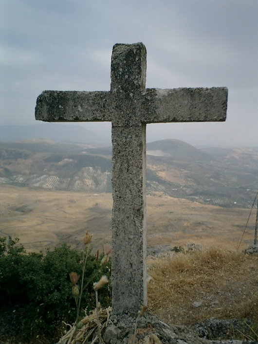 Cruz cercana a la Ermita de la Virgen de la Sierra en Cabra en la provincia de Córdoba