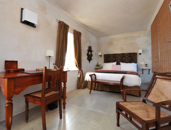 Mesa de despacho en el Hotel V Boutique en Vejer de la Frontera en la provincia de Cádiz