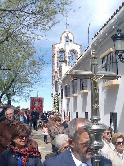 Personas en la Romería de la Virgen de la Sierra en Cabra en la provincia de Córdoba