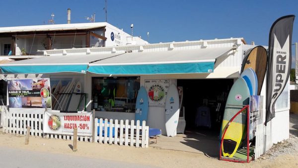 Tienda de surf de la Escuela de Surf Kotadalu en la Playa del Palmar en Cádiz