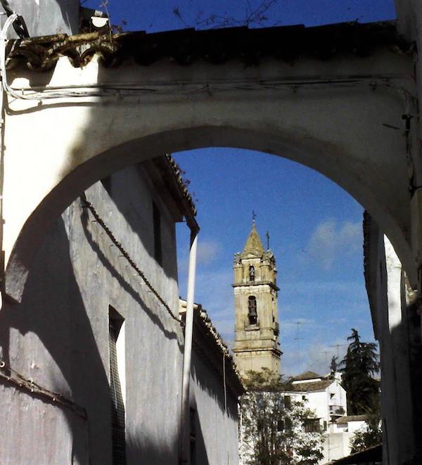 Vista de la iglesia en el Barrio del Cerro en Cabra en la provincia de Córdoba