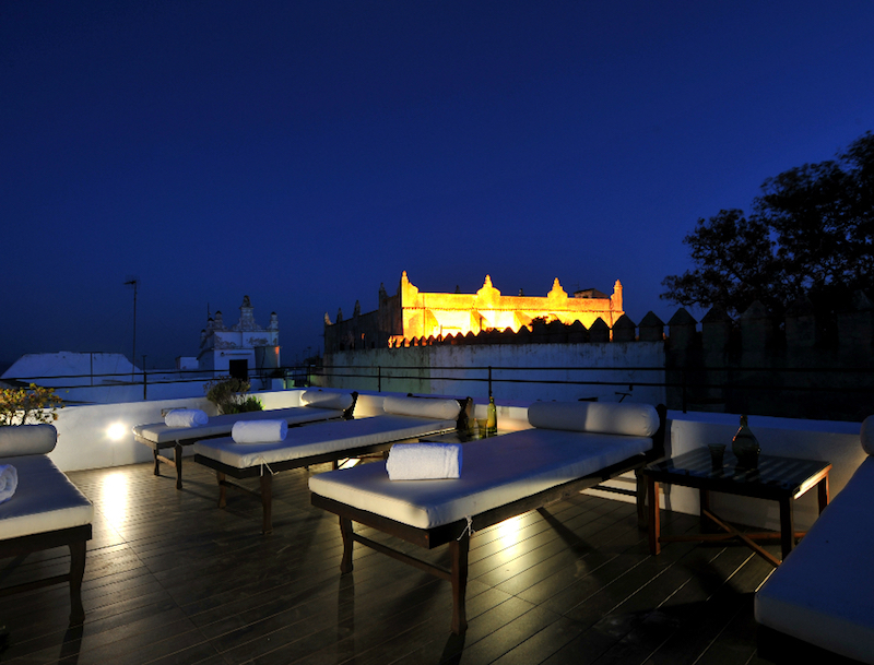 Vista de la terraza por la noche en el Hotel V Vejer en Cádiz