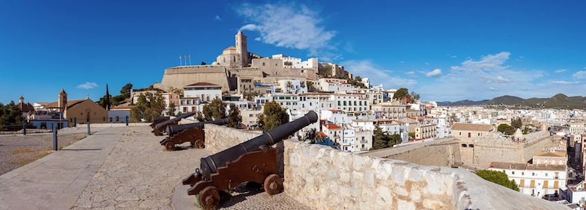 Cañones en la muralla de Dalt Vila en Ibiza en las Islas Baleares