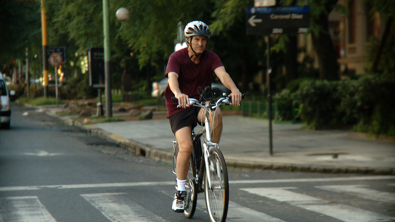 Ciclista pedaleando en una localidad de Navarra