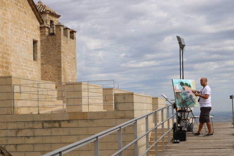 La teniente de alcalde del área Sociocultural, Mujer y Participación Ciudadana, Conchi Espejo, y el concejal delegado de Promoción Económica, Innovación y Turismo, Manuel Carmona, han presentado esta mañana las visitas teatralizadas al Castillo de Montilla que comenzarán el próximo fin de semana. “Cada vez que hemos organizado visitas al Castillo son muchas las personas que participan y también las que se quedan fuera por falta de aforo, como por ejemplo sucedió en el último Mercado Medieval, cuando se realizaron seis visitas y aun así hubo gente que no pudo visitarlo. Por ello hemos planteado, conjuntamente Cultura y Turismo, la posibilidad de que estas visitas se hagan de forma periódica”, explicaba Conchi Espejo. Para ello se ha programado un fin de semana al mes, en el que el sábado por la tarde a partir de las 17,00 horas, o los domingos por la mañana a las 12,00, se podrán visitar este monumento para lo que habrá que retirar previamente la entrada de forma gratuita en el Centro Cultural Alcalde Antonio Carpio o en la Oficina de Turismo, situada en el mismo Castillo. “Además le ponemos un elemento añadido, ya que a la explicación histórica que ofrecerán los guías hemos añadido una teatralización en la que un actor o actriz interactuará con el público y abundará en los contenidos teóricos que se den durante la visita”, explicaba la responsable de Cultura. Por su parte el responsable de Turismo ha señalado que “estas visitas ya se venían realizando de forma esporádica por el personal de la Oficina de Turismo, pero que de esta manera se les da continuidad, permitiendo que los turistas cuenten con dos turnos de visitas cada mes para que puedan visitar el monumento”. Carmona ha señalado que la teatralización se oferta tras constatar la buena acogida que ha tenido esta apuesta en las ocasiones en que se ha realizado. “Es un ingrediente más que gusta y que consigue agradar al turista”. El responsable municipal ha recordado que hace apenas un año el Castillo se encontraba cerrado. “Apostamos por poner en valor este entorno y está funcionando, como lo demuestra el hecho que desde que trasladamos la Oficina de Turismo al Castillo de Montilla en diciembre del año pasado, hasta el pasado mes de septiembre, que es el último del que tenemos datos, han sido 8.152 visitas las que se han realizado al Castillo, lo que demuestra que era un monumento que la gente tenía ganas de conocer”. REALIDAD AUMENTADA Precisamente por el interés ante este elemento del Patrimonio Histórico y Cultural de Montilla es por lo que se está trabajando en un proyecto de realidad aumentada que tiene al Castillo de Montilla como protagonista. Según explicaba Manuel Carmona, se está trabajando, junto con el cronista oficial de Montilla, José Rey, “en la recreación en 3D de cómo era el Castillo y la villa medieval en torno al mismo, que será un recurso potente para que el turista conozca la historia de Montilla”. Carmona ha añadido que el objetivo es seguir poniendo en valor el Castillo de Montilla y la figura de un montillano universal como el Gran Capitán.