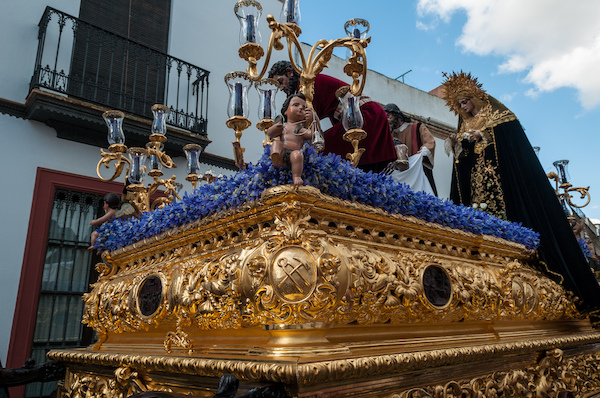 Paso en la Semana Santa en los Caminos de Pasión en Andalucía