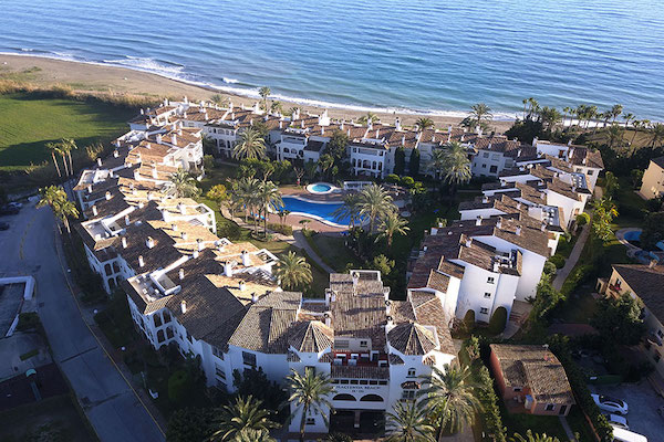 Vista aérea de Hacienda Beach en Estepona en la Costa del Sol en la provincia de Málaga