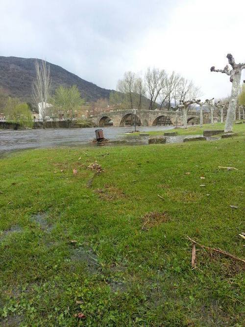 Vista desde el cesped del Puente de Navaluenga en la provincia de Ávila