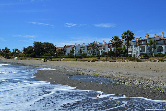 Vista desde la playa de los apartamentos de la Hacienda Beach en Estepona