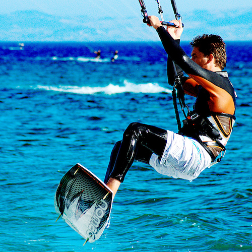 Alumno practicando kitesurf en Tarifa