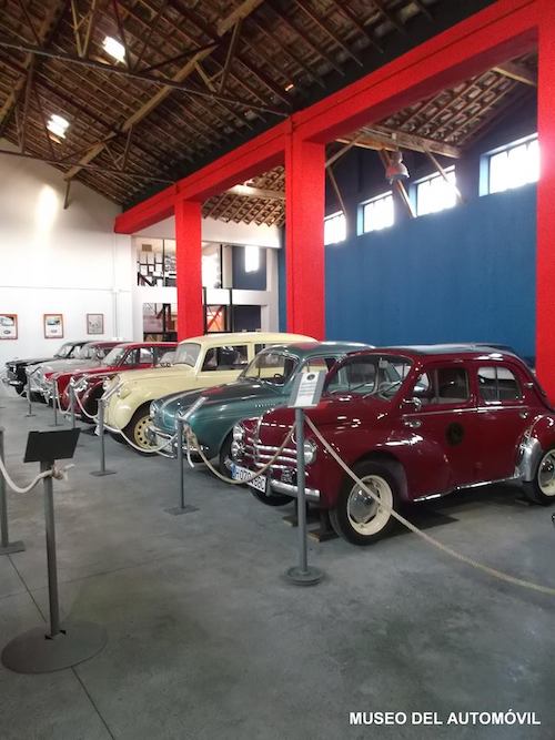 Coches antiguos de la colección de coches clásicos en el museo del automovil de Don Benito en la provincia de Badajoz