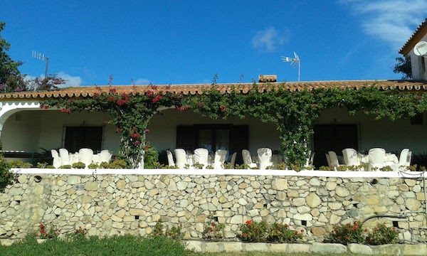 Porche en la Finca la Capitana en Almadén de la Plata en la provincia de Sevilla
