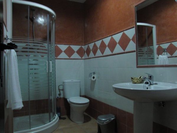 Entrada a una habitación del hotel Romeral en Almaden de la Plata