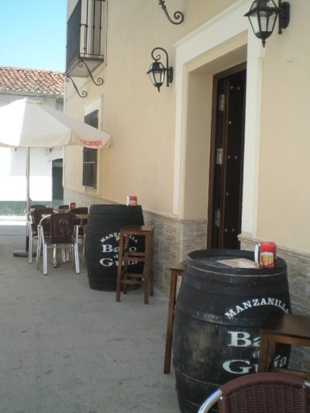 Entrada al mesón el Romeral en Almaden de la Plata en Sevilla