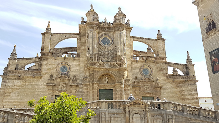 Fachada con turistas en la catedral de San Salvador en Jerez de la Frontera en Cadiz