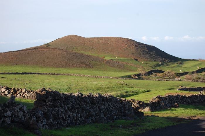 pequeñas montañas en la meseta de Nisdafe en la Isla de El Hierro