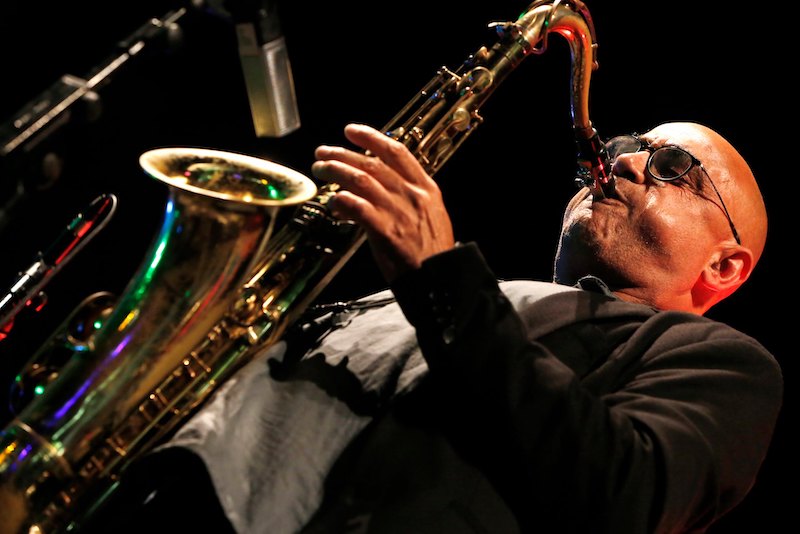 Saxonofista tocando en el festival Jazz Vejer en Vejer de la Frontera en la. provincia de Cádiz