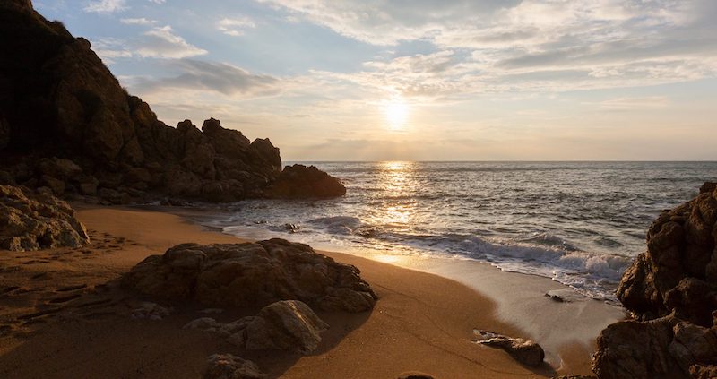 Atardecer en la Playa de Las Rocas en el Maresme en Catalunya