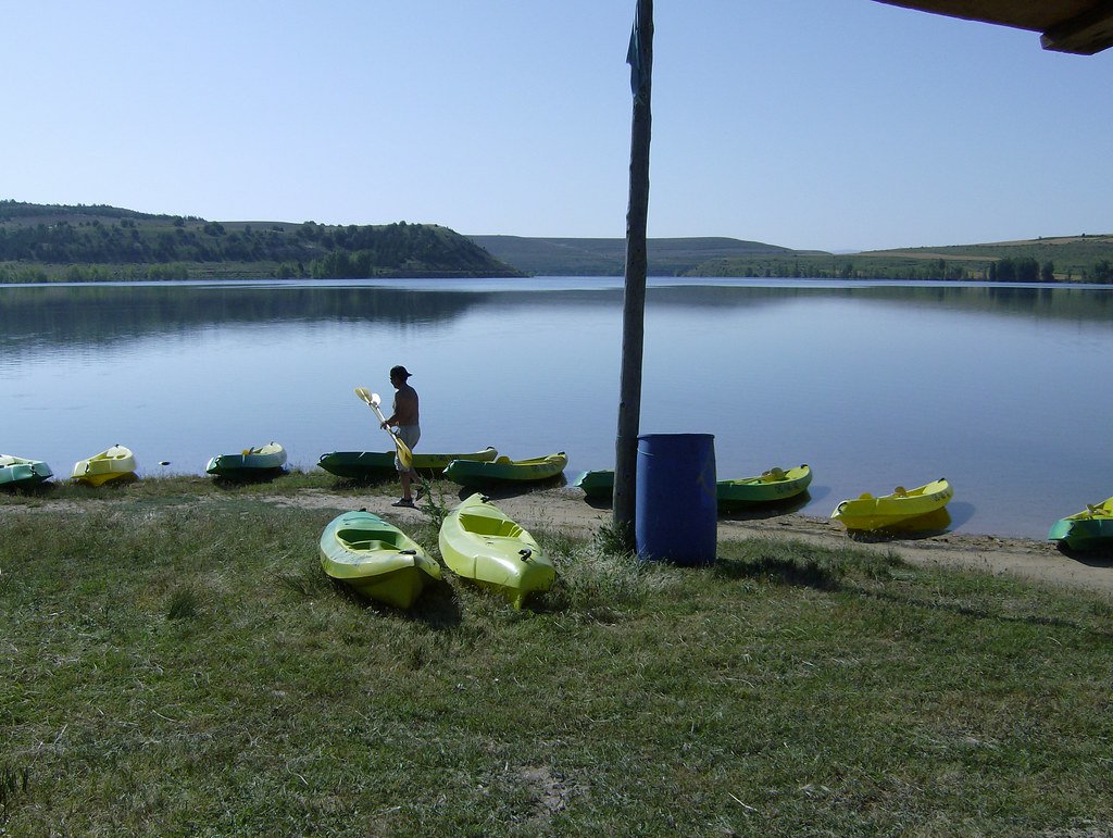 Chicos practicando con canoas en la provincia de Segovia