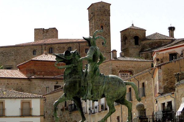 Monumentos renacentistas de la Plaza Mayor de Trujillo en Extremadura