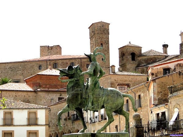 Estatua ecuestre Francisco PIzarro en Trujillo en la provincia de Cáceres